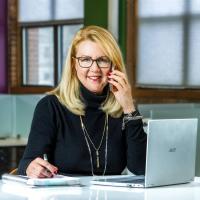 Frau Am Schreibtisch