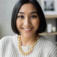 Frau Im Weißen Strickpullover Lächelnd